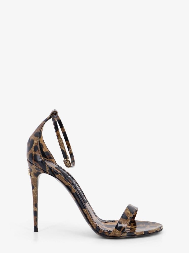 Leather sandals with leo print