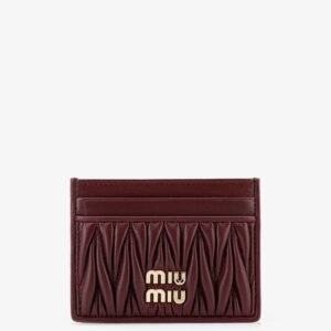 Matelassé leather card holder with metal lettering logo