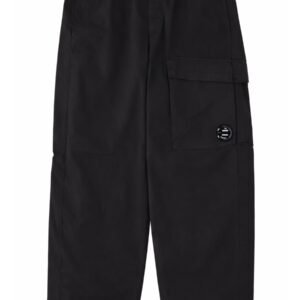 PANTALONE CARGO CON PATCH LOGO