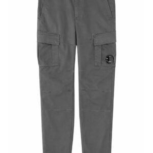 PANTALONE CARGO CON PATCH LOGO
