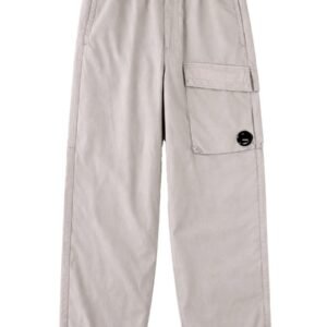 PANTALONE CARGO CON PATCH LOGO
