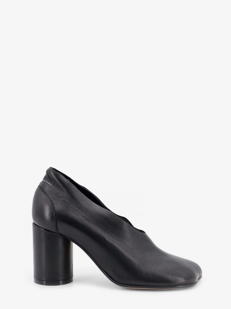 Leather pumps with iconic Atomic toe